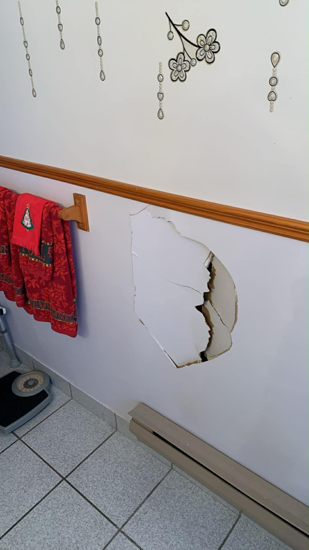 Trou de gypse dans un mur avant réparation