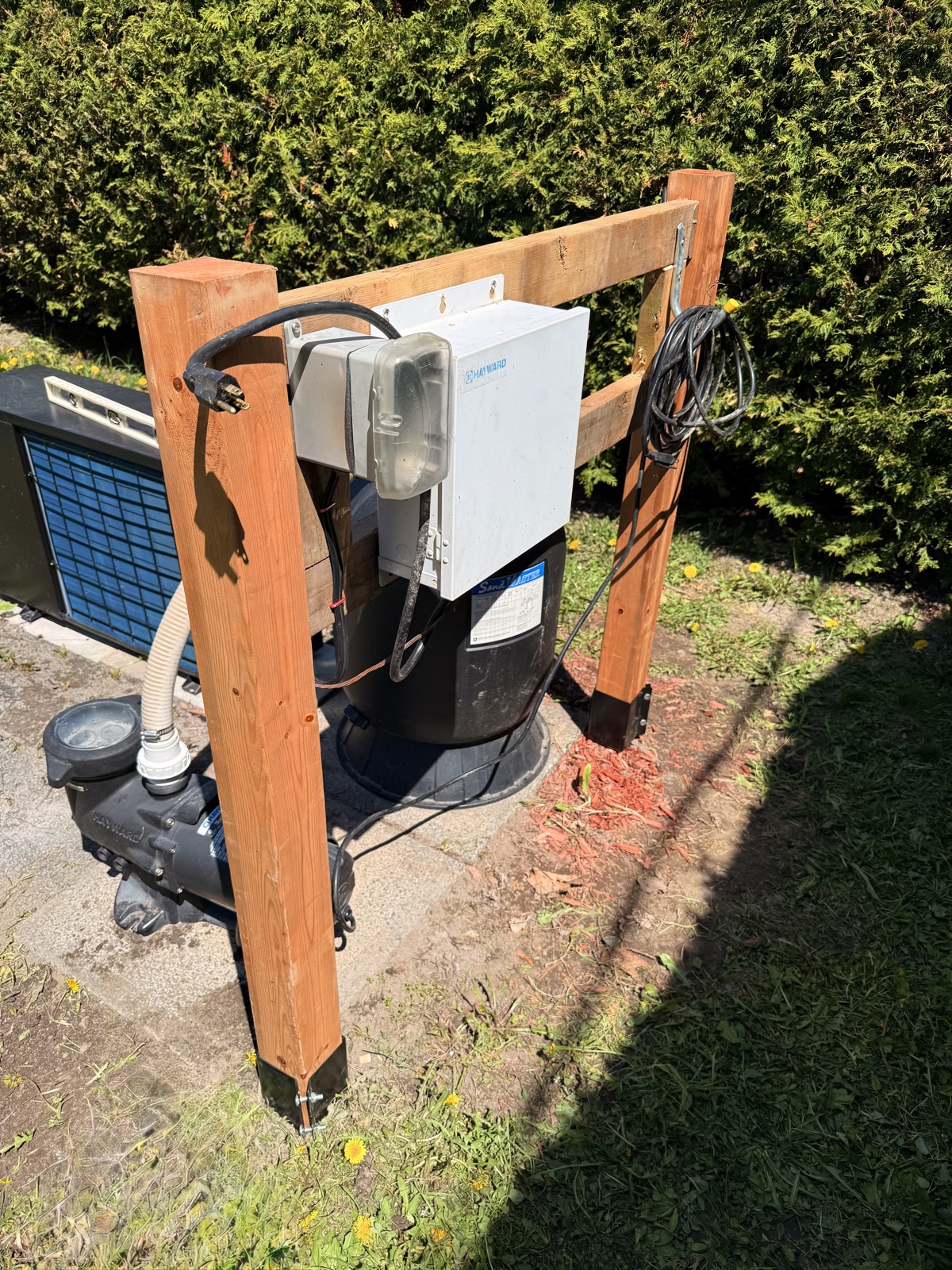 Équipement de piscine fixé sur un nouveau support en bois