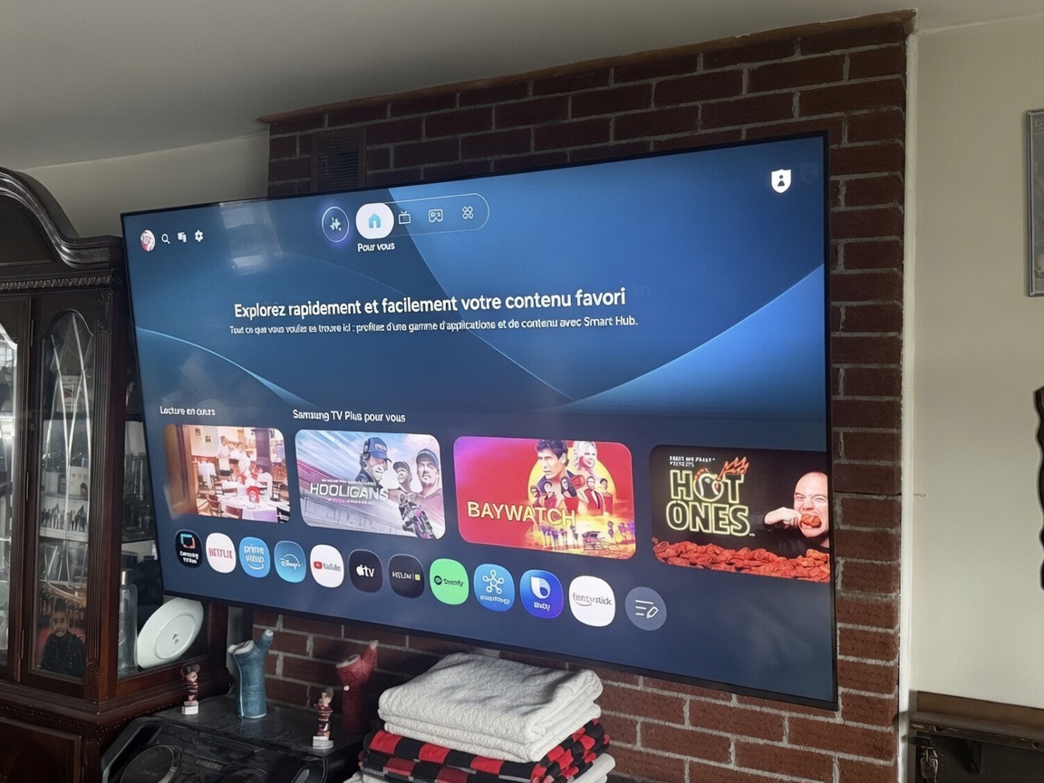 Téléviseur installé sur support mural avec câbles dissimulés